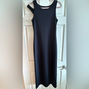 Commense Asymmetrical Crew Neck Maxi Dress
Black, Size Medium, New without Tags